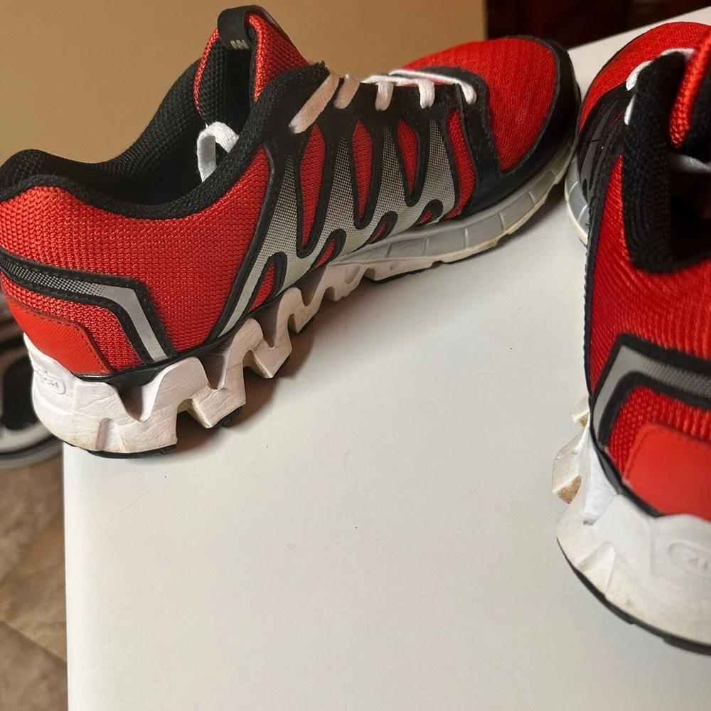 Reebok women’s shoes size 5‎